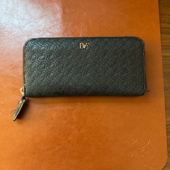 DVF Black Wallet - Picture 1 of 8